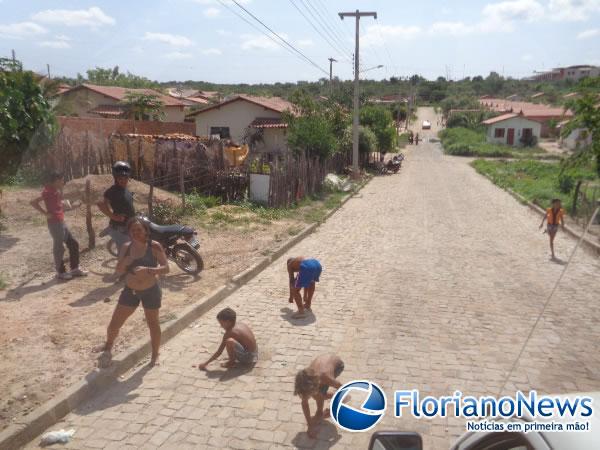 Papai Noel percorre ruas de Floriano distribuindo bombons.(Imagem:FlorianoNews)