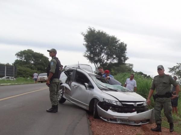 Carro bateu contra árvore na BR-135.(Imagem:Alessandro Guerra/reporteralessandroguerra.com.br)