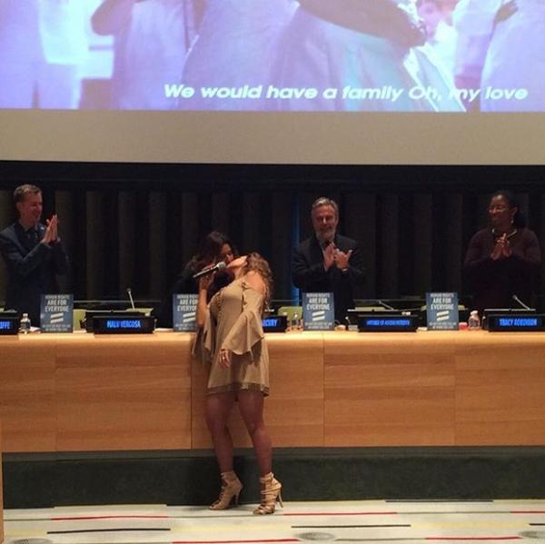 Daniela Mercury e Malu Verçosa se beijam em evento na sede da ONU.(Imagem:Reprodução / Instagram)