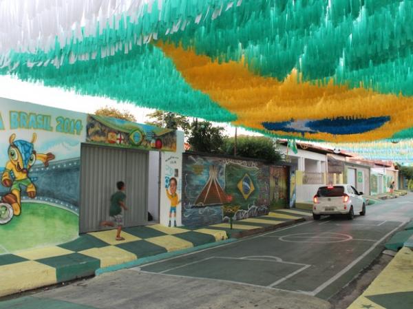 Rua ficou totalmente decorada para o mundial.(Imagem:Carlienne Carpaso/G1)