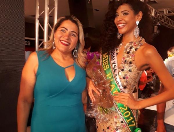  Monalysa Alcântara com mãe após escolha de Miss Piauí.(Imagem:Divulgação/Arquivo Pessoal)