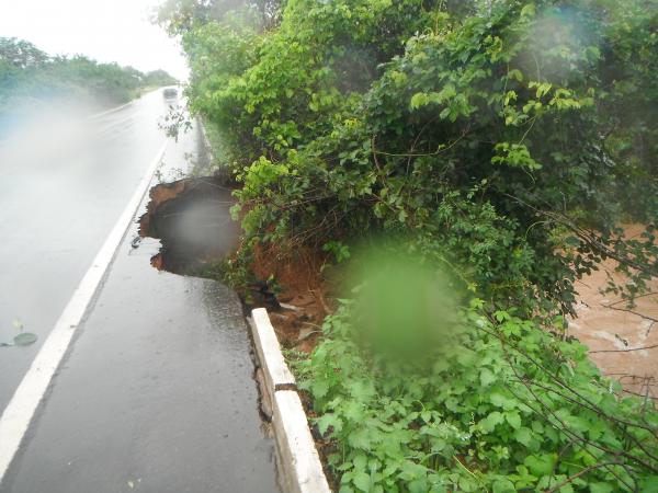 Chuva abre buraco na pista que liga Floriano à Itaueira.(Imagem:FlorianoNews)