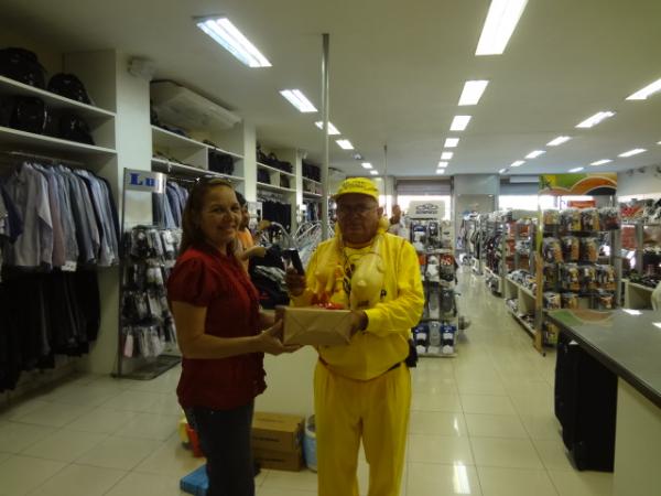 Repórter Amarelinho é presenteado com tênis amarelo.(Imagem:FlorianoNews)