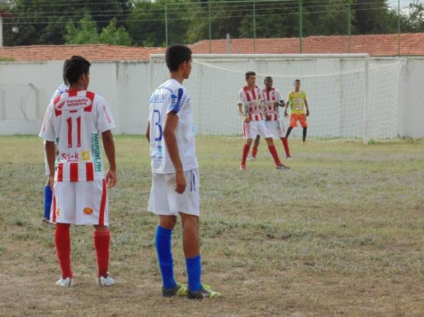 Imagem mostra gramado do estádio Deusdeth de Melo, em Campo Maior.(Imagem:Ricardo Andrade de Sousa)