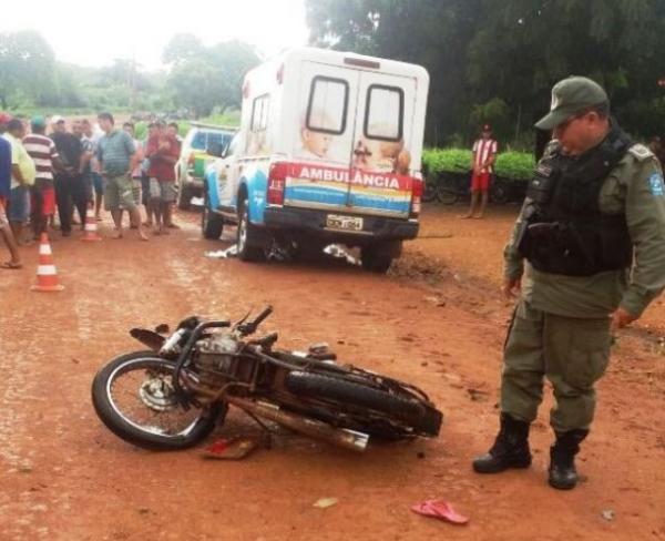 Criança morre ao pilotar moto e colidir com ambulância em Luís Correia.(Imagem:Portal do Catita)