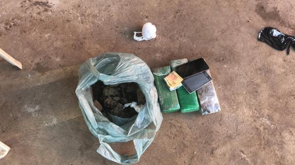 Polícia encontra cerca de 4 kg de maconha enterrada em quintal de casa na Zona Sul de Teresina.(Imagem:Divulgação/Polícia Militar)