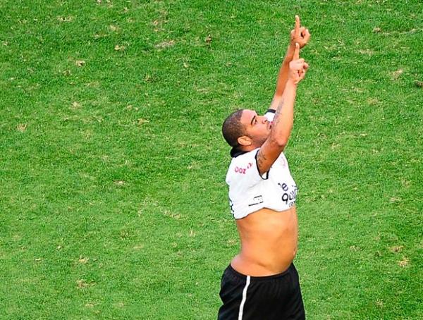 Adriano diz que gol motiva a voltar à boa forma.(Imagem:Marcos Ribolli / Globoesporte.com)