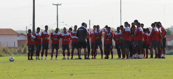 Conversa Vica com os jogadores do River-PI.(Imagem:Joana Darc Cardoso/GloboEsporte.com)