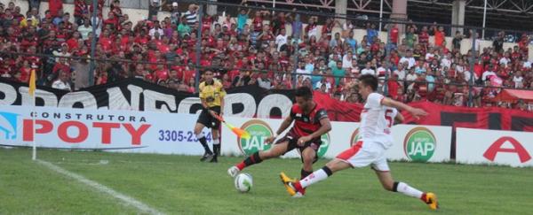 Rian, lateral esquerdo do River-PI, não agradou durante o Rivengo.(Imagem:Emanuele Madeira/GLOBOESPORTE.COM)