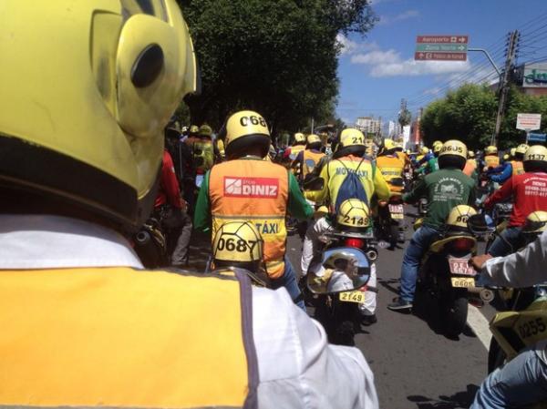 Mototaxistas passaram pela Frei Serafim buzinando e gritando palavras de ordem.(Imagem:Fernando Brito/G1)