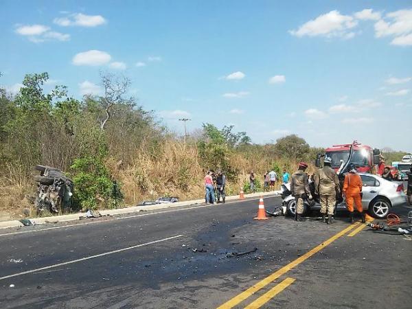 Acidente entre Hillux e Voyage deixa três mortos em Caxias.(Imagem:PRF)