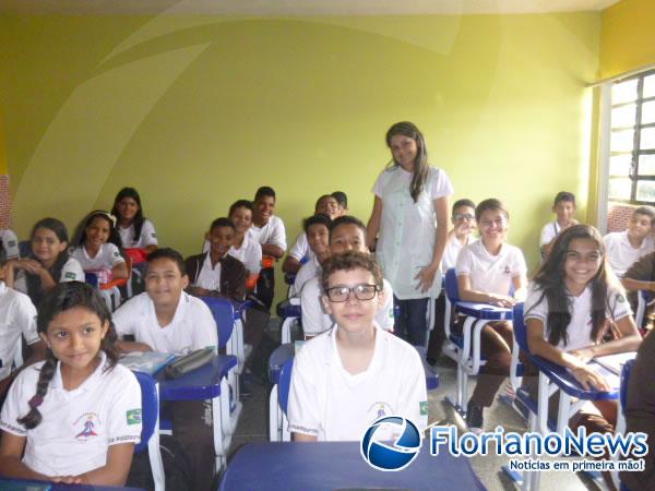 Professora Socorro Carvalho recepciona alunos da Escola Pequeno Príncipe na volta às aulas.(Imagem:FlorianoNews)