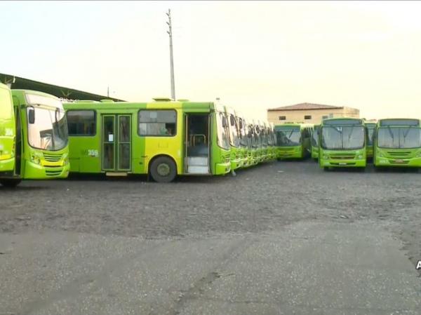 Ônibus ficaram retidos nas garagens logo no início da manhã desta segunda.(Imagem:Reprodução/TV Clube)