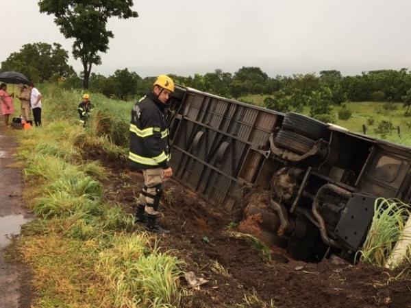 Ônibus com 50 passageiros que saiu do Piauí tomba na BR-020.(Imagem:Divulgação/Corpo de Bombeiros)