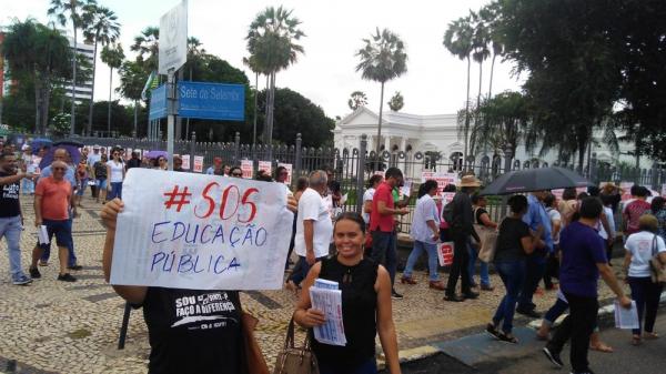 Professores levaram cartazes pedindo melhorias para educação pública(Imagem:Andrê Nascimento/G1)