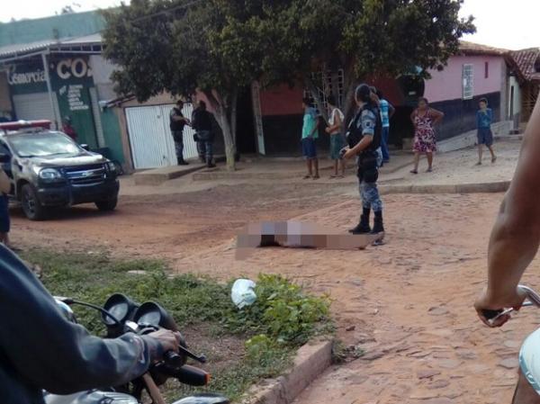 Mulher foi morta no meio da rua, em Piripiri, no Piauí.(Imagem:Moises Lopes/piripirireporter.com)