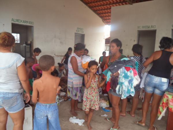 Grupo de voluntárias realiza distribuição de roupas para famílias carentes.(Imagem:FlorianoNews)