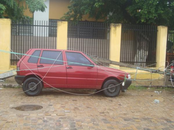 Carro atingido(Imagem:FlorianoNews)