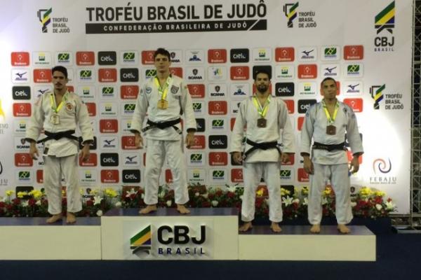 Stanley (segundo da direita para esquerda) no pódio do Troféu Brasil.(Imagem:Arquivo Pessoal)