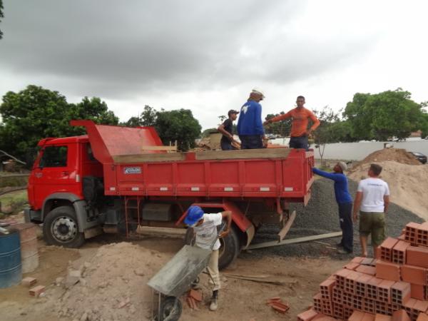 Prefeitura visita obra de quadra poliesportiva no Alto da Cruz.(Imagem:FlorianoNews)