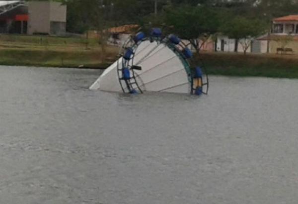 Ávore de Natal afunda no Parque Lagoas do Norte(Imagem:Cidadeverde.com)