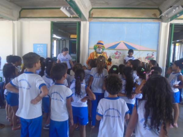Abertura da semana da criança em escola tem presença do Palhaço Carrapeta.(Imagem:FlorianoNews)