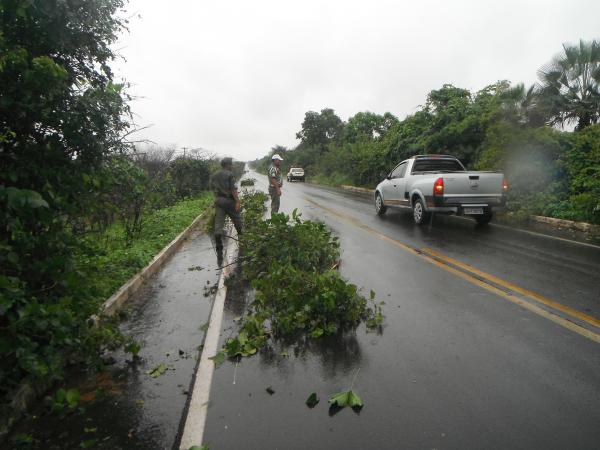 Chuva abre buraco na pista que liga Floriano à Itaueira.(Imagem:FlorianoNews)