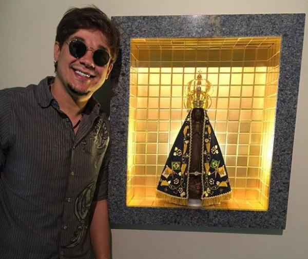 Leandro posa ao lado da imagem de Nossa Senhora Aparecida.(Imagem:Instagram)