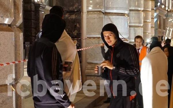 Lewandowski toma café na porta de hotel.(Imagem:Divulgação/Site oficial do Bayern)