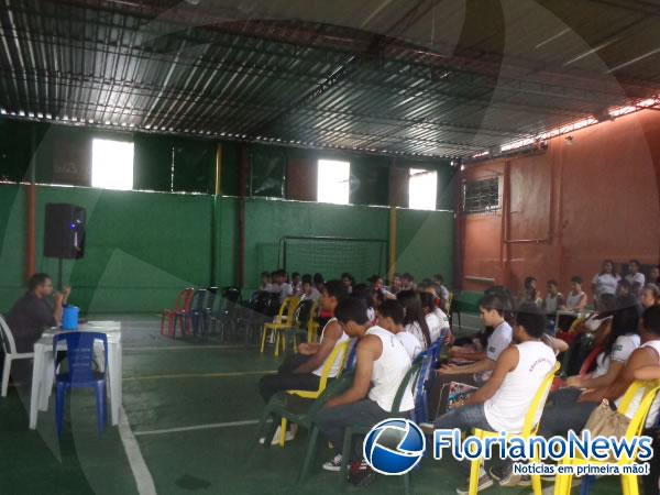 Redução da maioridade penal é tema de debate na Escola Pequeno Príncipe.(Imagem:FlorianoNews)