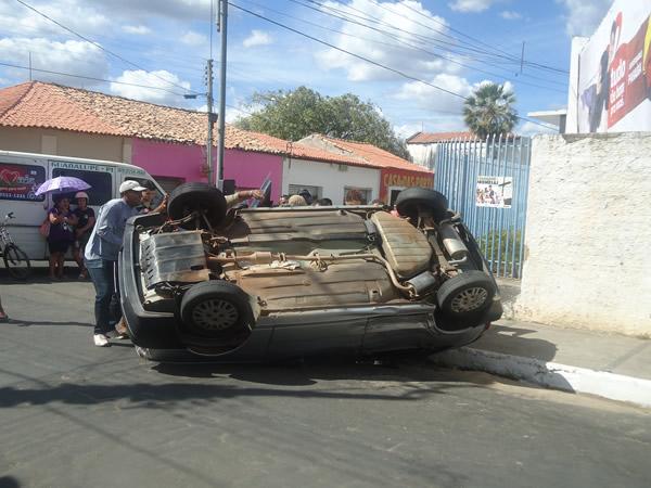 Acidente no centro de Floriano com uma Van e um Fiat Uno(Imagem:FlorianoNews)