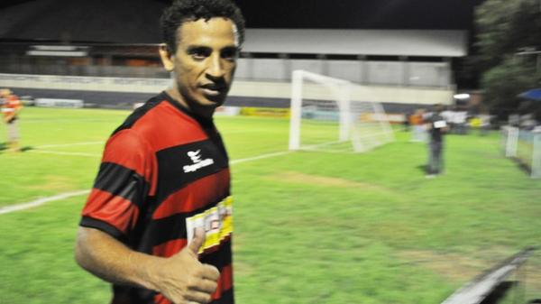 Edson Di, atacante do Flamengo-PI, sonha com gol da classificação para a próxima fase da Copa do Brasil. Jogo será nesta quarta-feira na Vila Belmiro, em Santos.(Imagem: Renan Morais/GLOBOESPORTE.COM)