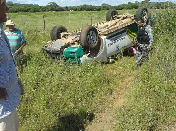 Viatura ficou com os quatro pneus para cima.(Imagem:Domingos José/CampoMaiorEmFoco)