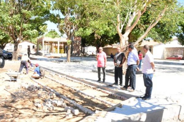 Prefeito de Floriano visita obras da ponte sobre o Riacho do Leite e Praça do Bairro Bom Lugar.(Imagem:SECOM)