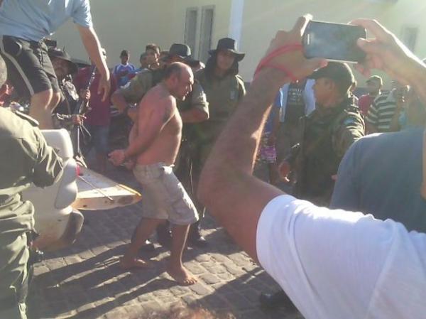 Clewilson Vieira sendo levado para delegacia de São Miguel do Tapuio.(Imagem:Divulgação/Polícia Militar)