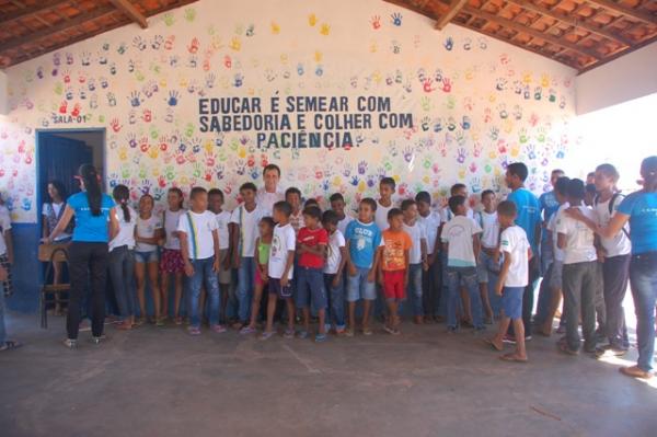 Prefeito Gilberto Júnior acompanha reforma das escolas do campo.(Imagem:Waldemir Miranda)