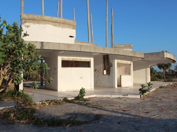 Local está abandonado e em alguns pontos o piso colocado está todo quebrado.(Imagem:Patrícia Andrade/G1)