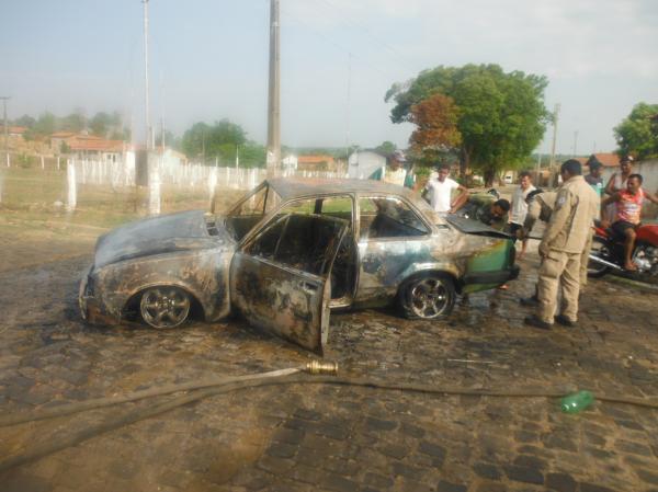 Veículo totalmente destruído.(Imagem:FlorianoNews)