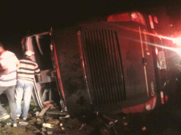 Ônibus com banda de forró 'Garota Safada' tomba no interior do Ceará.(Imagem:Polícia Federal do Ceará)