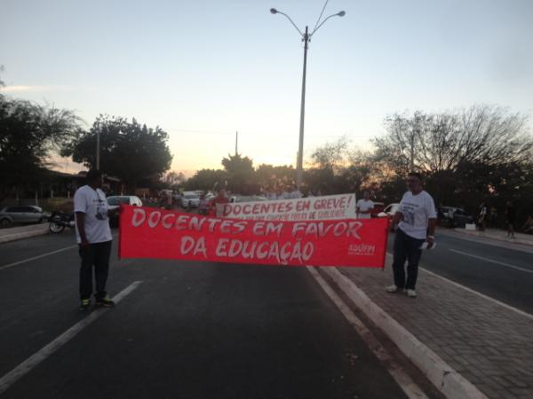 Servidores da educação federal rejeitam proposta e continuam em greve em Floriano.(Imagem:FlorianoNews)