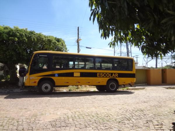 Floriano recebe novo ônibus para transporte escolar.(Imagem:FlorianoNews)