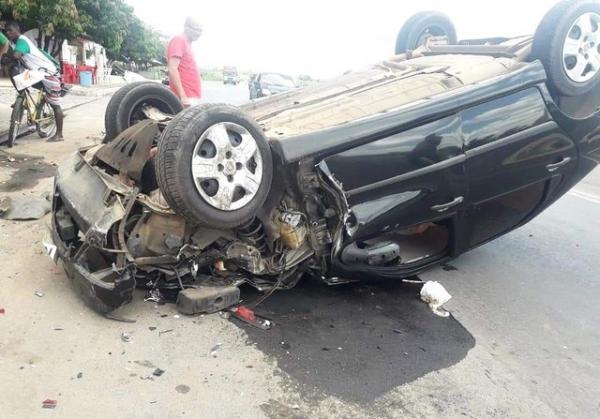 Carro capota e deixa motorista ferido na zona norte de Teresina.(Imagem:Divulgação/PM)