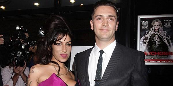 Amy Winehouse e Reg Traviss(Imagem:Arquivo Famosidades)