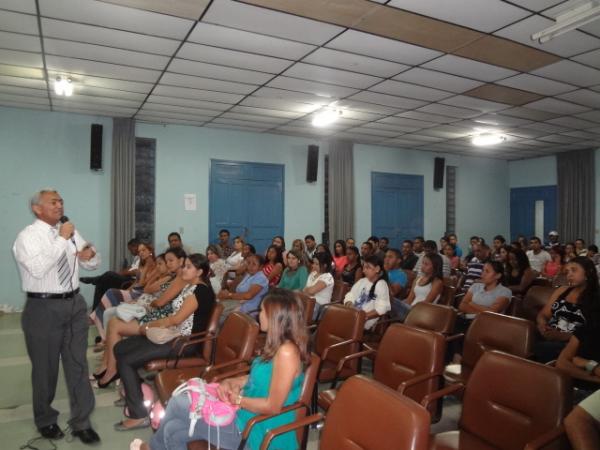 Realizada a palestra ?Excelência no Atendimento, o caminho para o sucesso em vendas? em Floriano.(Imagem:FlorianoNews)