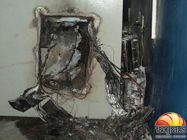 Polícia investiga o arrombamento em dois caixa eletrônico do Banco do Brasil no Centro.(Imagem:180graus)