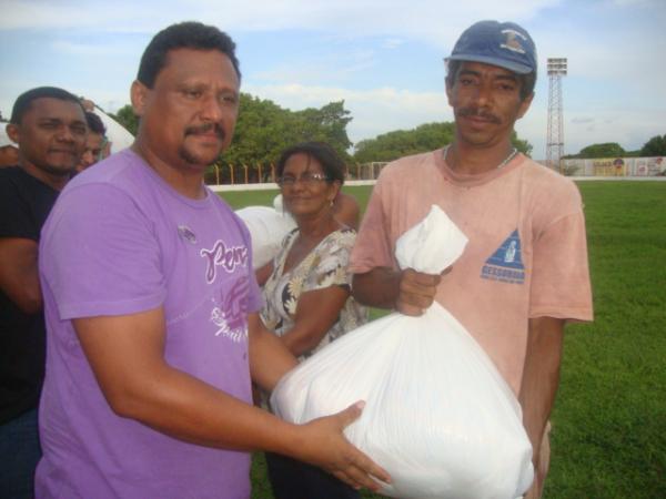 Entrega de Cestas - Jogo Beneficente do Amarelinho(Imagem:redaçao)