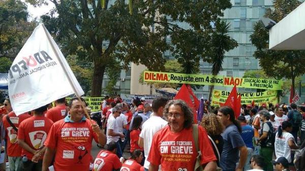 Docentes da UFPI completam um mês de greve com ato público na reitoria.(Imagem:Assessoria)