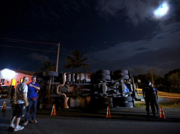 Carreta tombou após apresentar problema mecânico.(Imagem:Thiago Arcanjo / Proparnaíba)