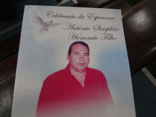 Parentes e amigos prestaram últimas homenagens a Honorato Filho em missa de 7° dia(Imagem:FlorianoNews)