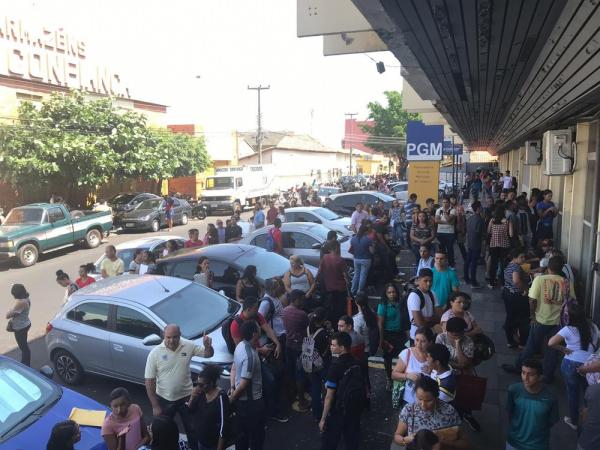 Balcão do Trabalhador, no Centro de Teresina, também registrou longas filas.(Imagem: Lorena Linhares/G1)